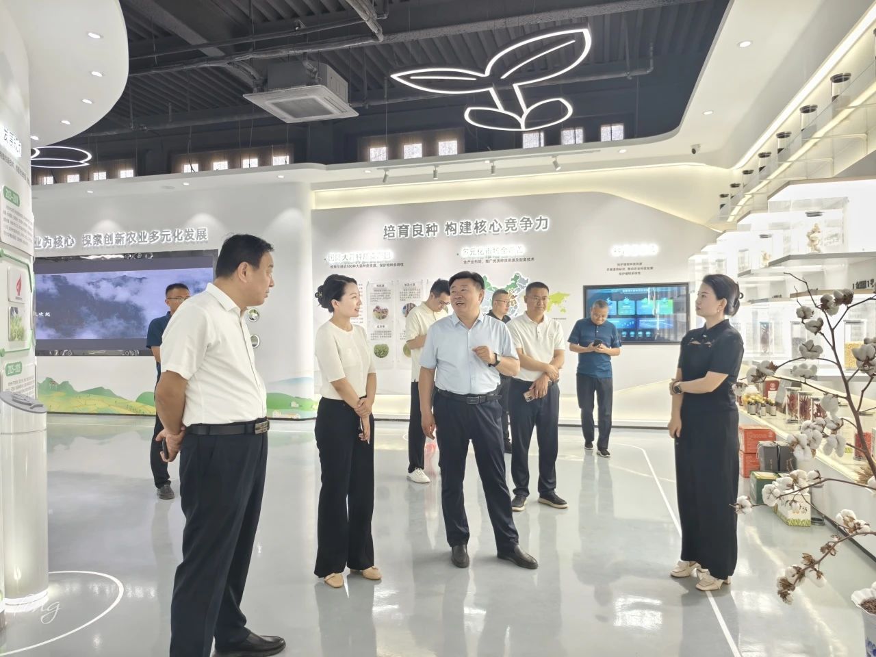 東平縣政協(xié)黨組成員、秘書長范思安來山東省金春雨種業(yè)科技有限公司調(diào)研