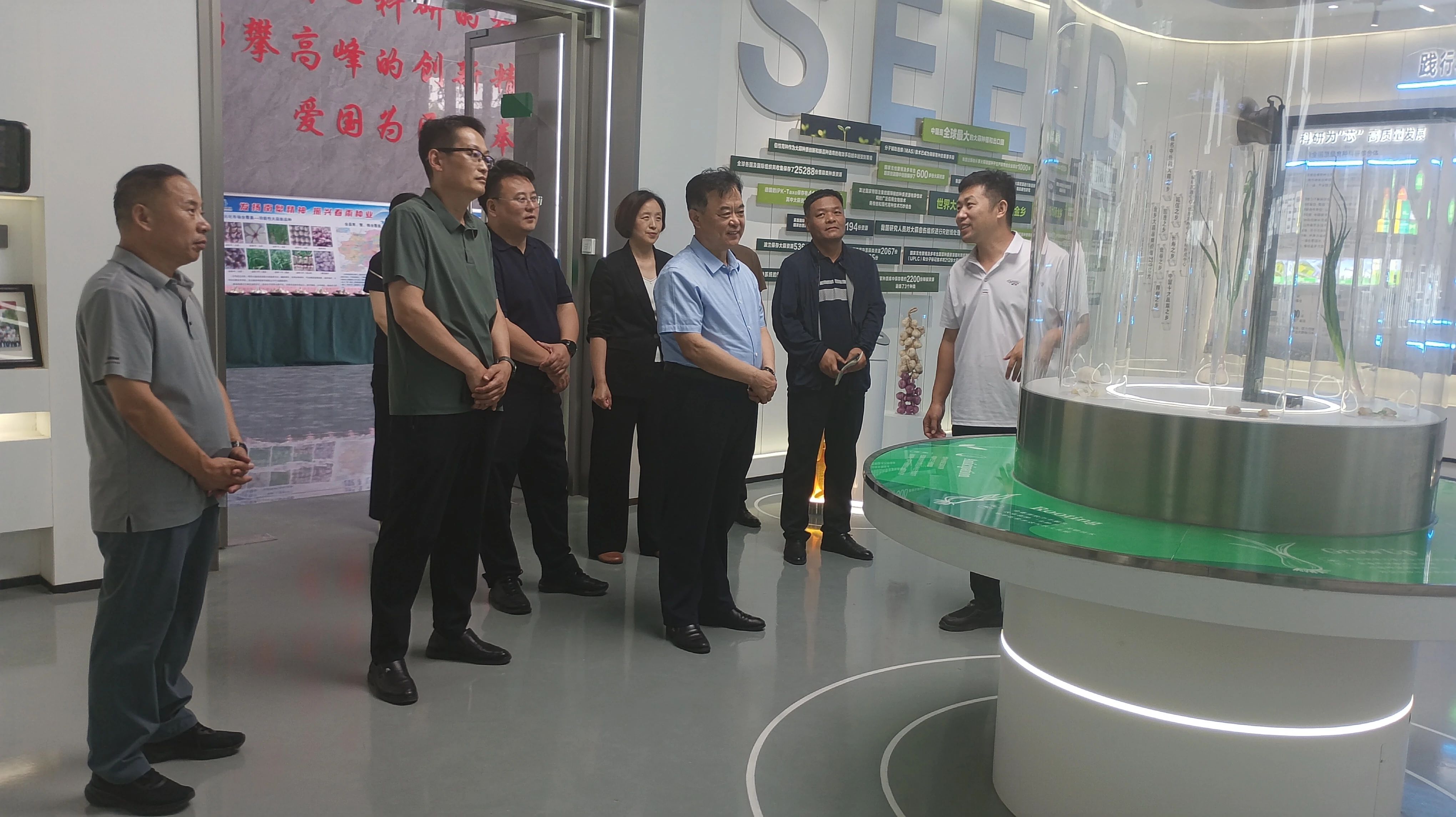 大名縣人大常委會(huì)主任江濤一行蒞臨山東省金春雨種業(yè)考察學(xué)習(xí)